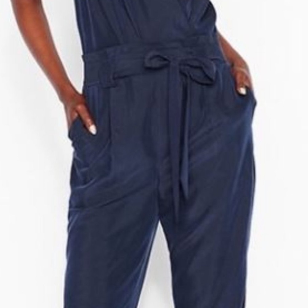 NEW EXPRESS Belted Surplice Jumpsuit in Navy  Sz 6 - Picture 5 of 9